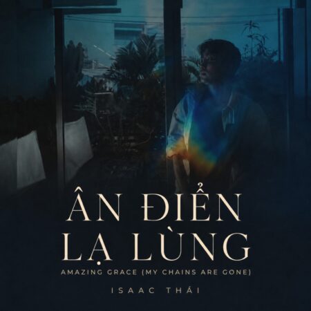 Isaac Thái bên cửa kính trong ảnh bìa MV Ân Điển Lạ Lùng