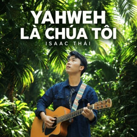 Isaac Thái chơi guitar trong MV Yahweh Là Chúa Tôi, khung hình khoảng 00:12